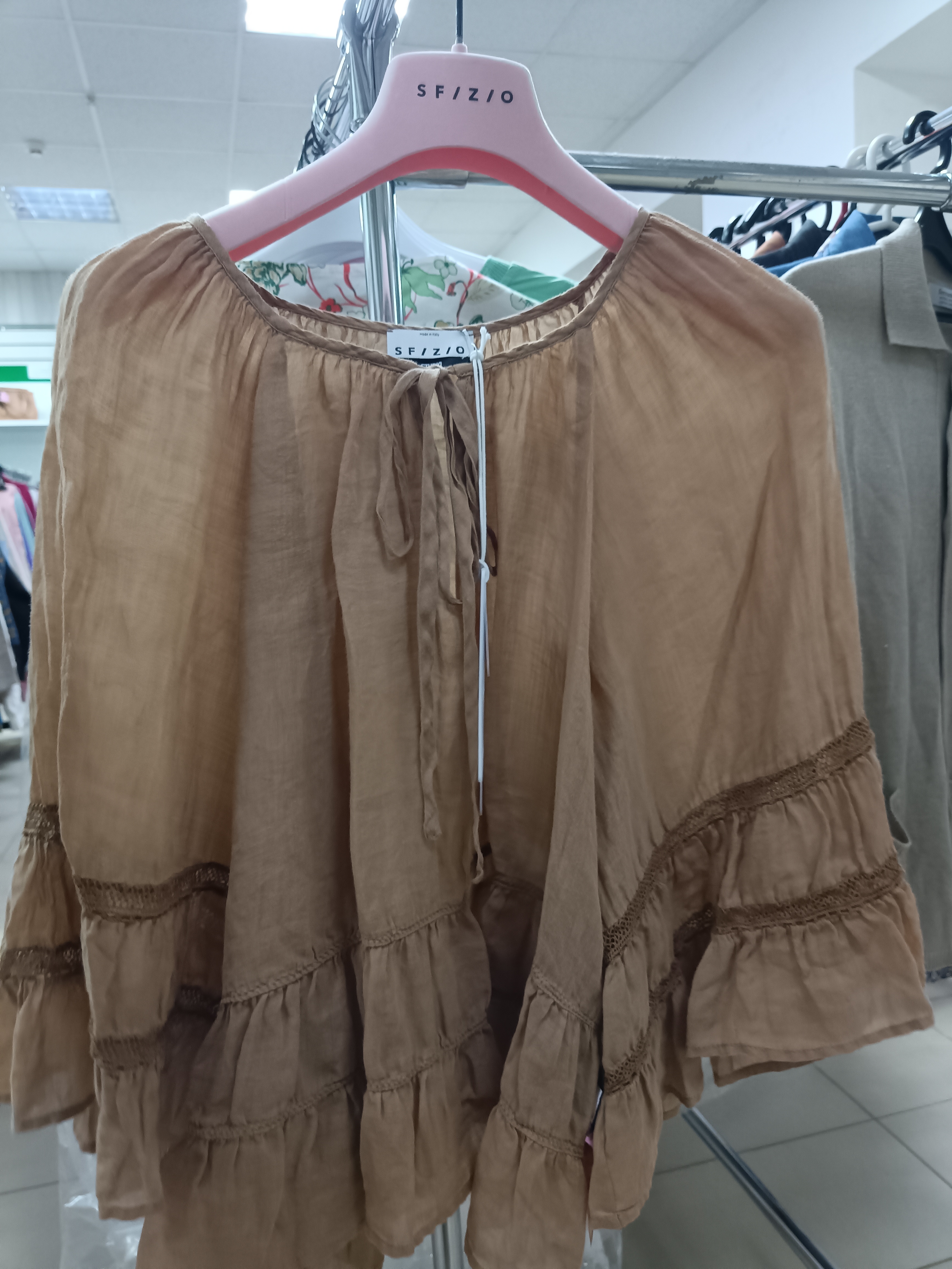 Блузка ж-я м-и SFIZIO . в ас-те. арт.24FE3944LYOCELL. 24FE4128POPLIN. 24FE4089RAMIE. 24FE4158AJOUR. 24FE4083RAMIE. 24FE4995SILKY. 24FE4109POPLIN. 24FE4108SILKY. 24FE4107SILKY. 24FE4147SATIN. 24FE4139SATIN. 24FE4106SILKY. страна пр-ва Италия. частично уп