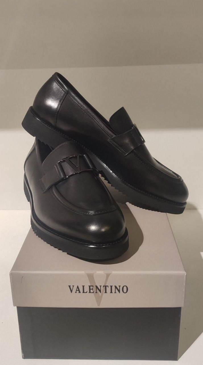 Туфли мужские (лоферы). марка VALENTINO . страна производства Италия. цвет черный. размеры 38-45. артикул 19852-ASG.V
