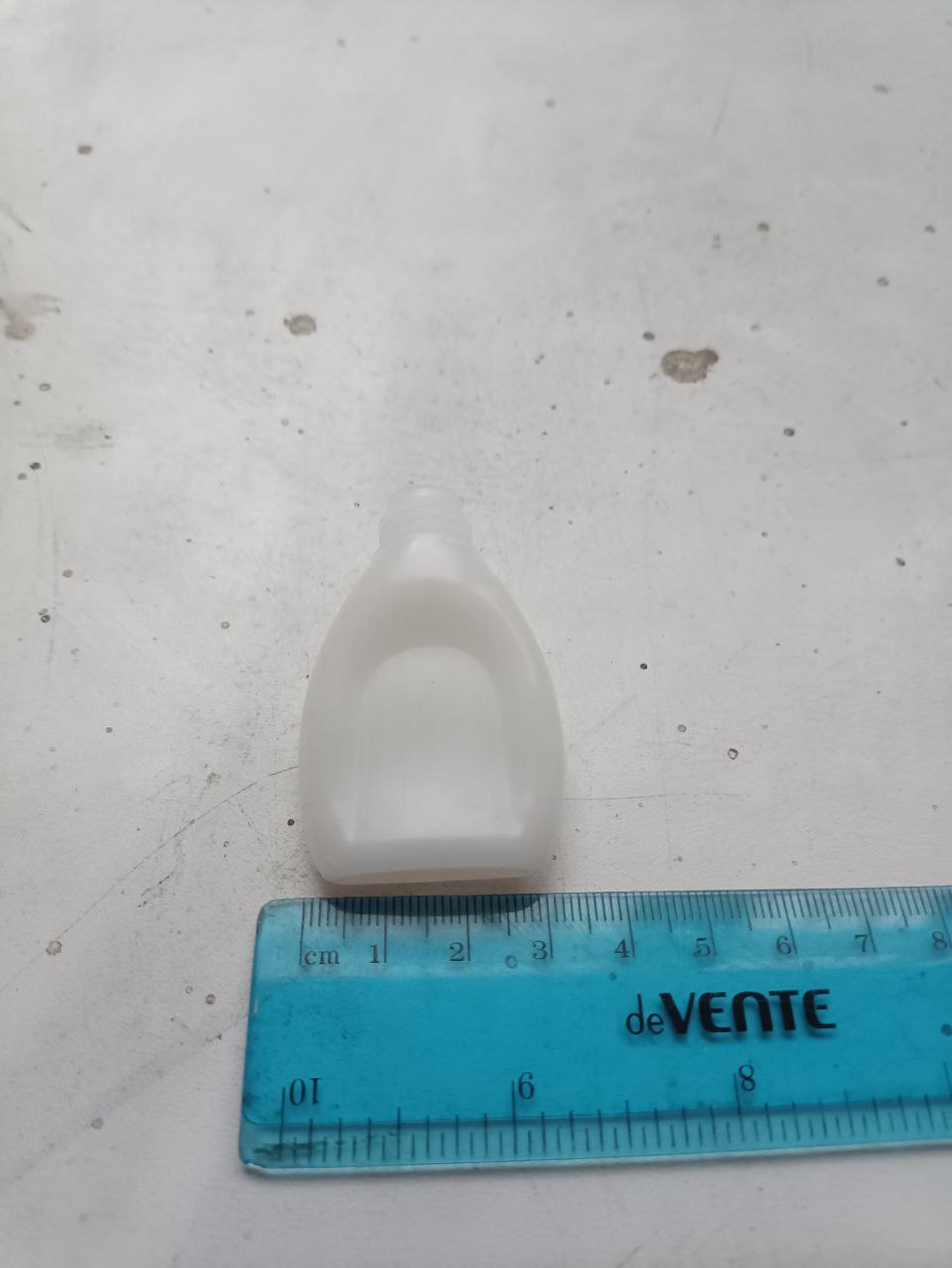 Контейнер (флакон) пластиковый HDPE белого цвета. Информация о производителе. стране происхождения и торговой марке отсутствует. Упаковано в восемнадцать мешков белого цвета (повреждены. загрязнены).