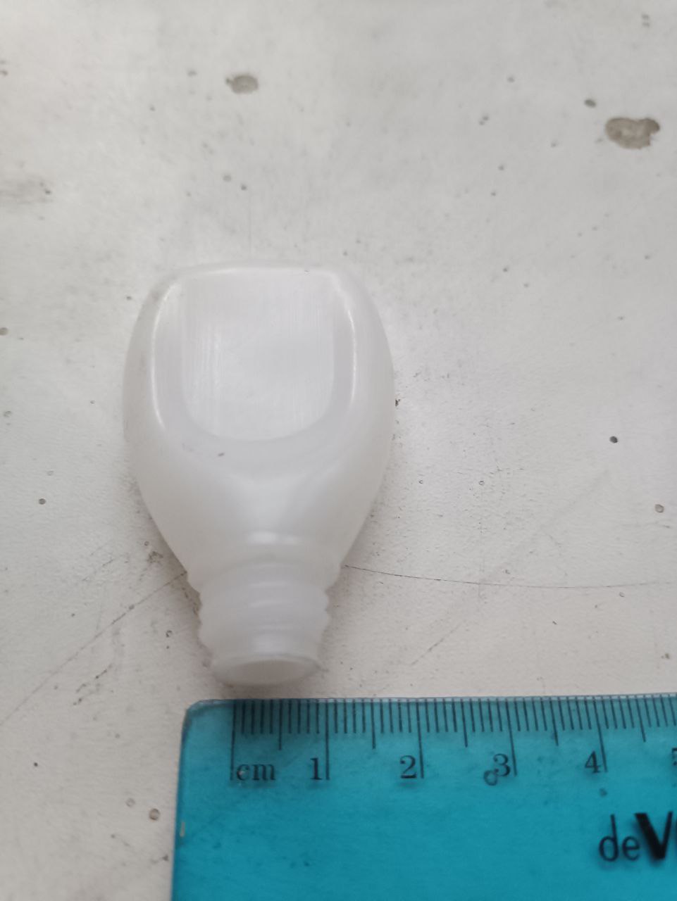 Контейнер (флакон) пластиковый HDPE белого цвета. Информация о производителе. стране происхождения и торговой марке отсутствует. Упаковано в восемнадцать мешков белого цвета (повреждены. загрязнены).